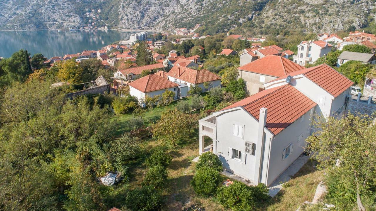 Queen Teuta Hotel Risan Buitenkant foto
